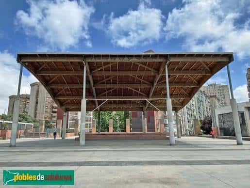 Pabellón cubierto en la plaza, ideal para eventos al aire libre