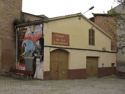 Fachada del Casal de les Escodines con mural artístico y letrero identificativo