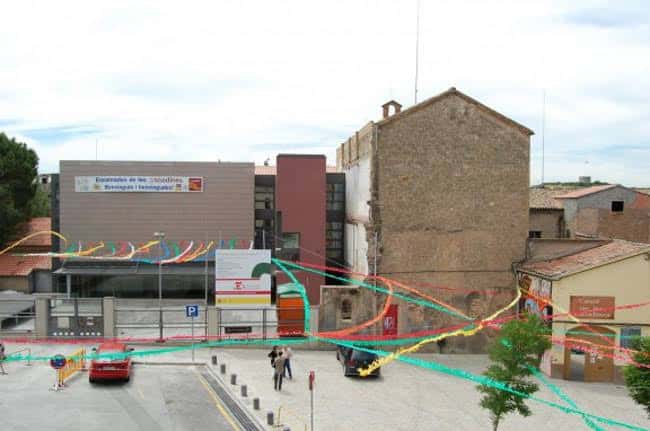 Vista general del complejo del Casal de les Escodines con decoración festiva en la plaza