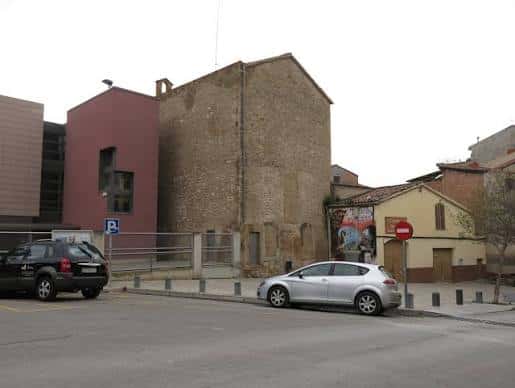 Edificio histórico del Casal de les Escodines junto a la calle, mostrando su arquitectura tradicional