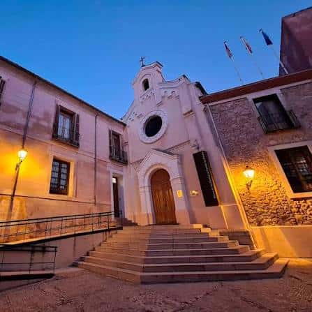 Fachada principal del museo iluminada al atardecer