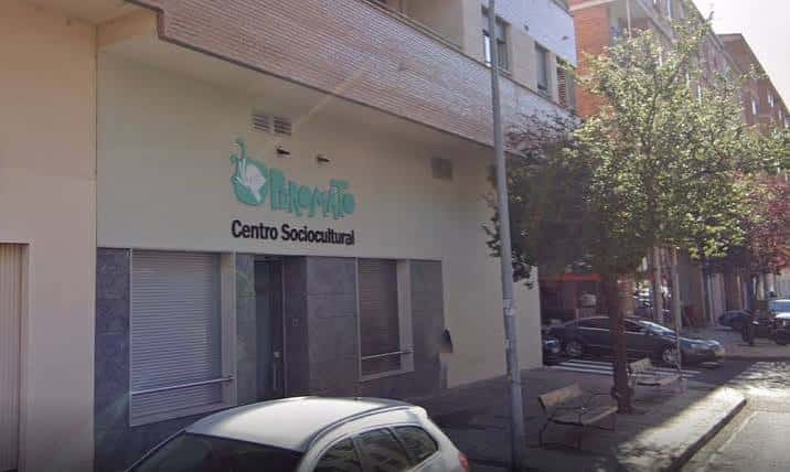 Fachada exterior del Centro Sociocultural Peromato con su logotipo visible