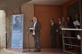 Ceremonia en la Plaça Oleguer Bellavista con orador y panel conmemorativo