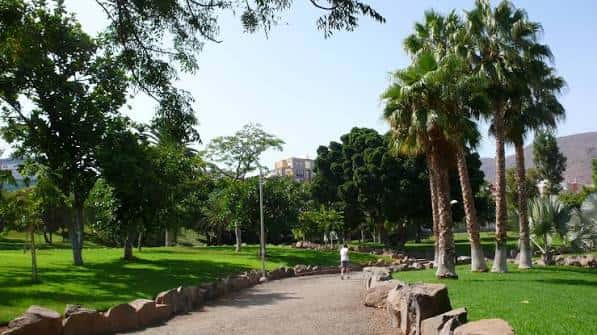 Paisaje del parque La Granja con palmeras y sendero peatonal