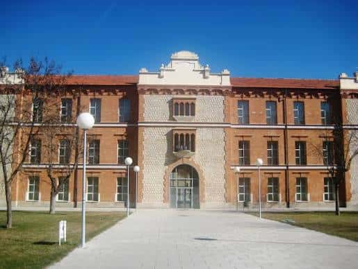 Fachada principal del edificio histórico del Campus Viriato con entrada central y cielo despejado