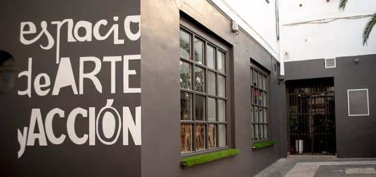 Fachada exterior del Espacio Belleartes con la inscripción 'espacio de ARTE y ACCIÓN'