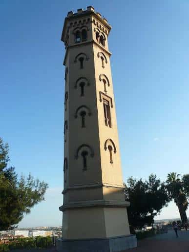 Torre de la Miranda en Cornellà de Llobregat, vista frontal con cielo despejado