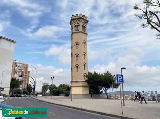 Torre de la Miranda desde la calle, con entorno urbano y personas caminando
