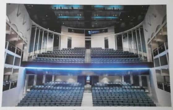 Vista general del auditorio con balcones y asientos azules