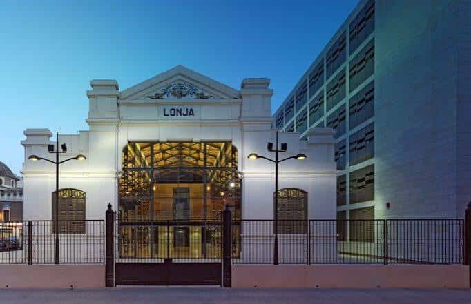 Fachada principal del Centro Cultural La Lonja al atardecer