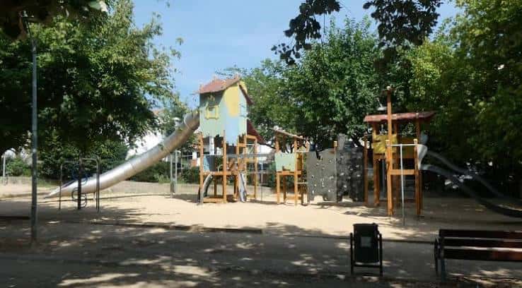 Zona de juegos infantiles con toboganes y estructuras de madera