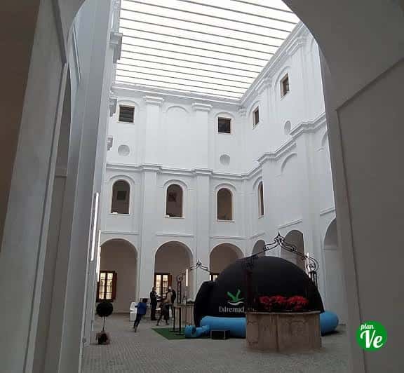 Vista del patio interior del Centro Vivo con estructura arquitectónica blanca y cúpula de cristal
