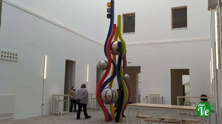 Interior del Centro Vivo con escultura moderna colorida y espacio expositivo