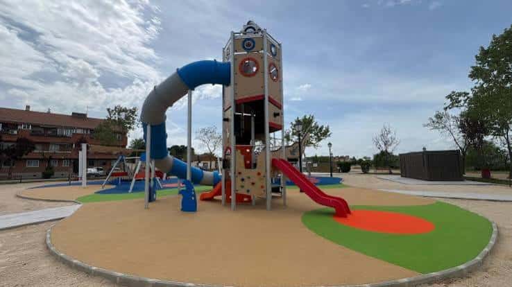 Zona de juegos infantiles con toboganes y estructuras coloridas en el parque