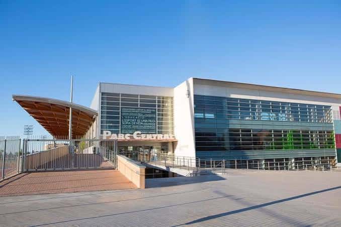 Fachada principal del Parc Central en Torrent con su diseño moderno y cristaleras