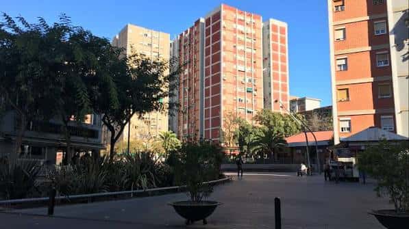 Vista panorámica de la Plaza de la Virgen del Pilar con edificios residenciales al fondo