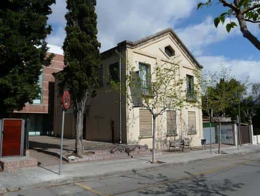 Vista exterior de la Casa Aymat en Sant Cugat del Vallès, mostrando su fachada clásica y entorno urbano