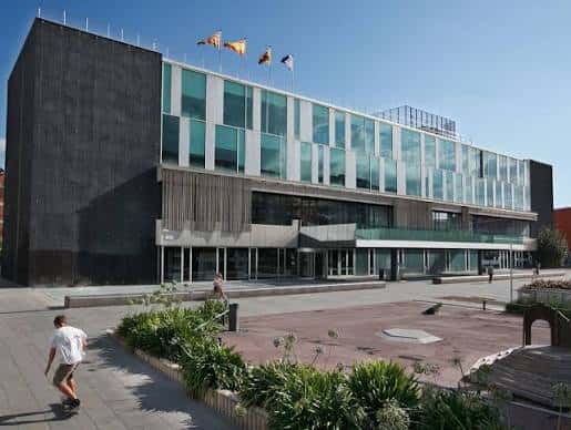 Fachada moderna del nuevo edificio del Ayuntamiento de Sant Cugat del Vallès