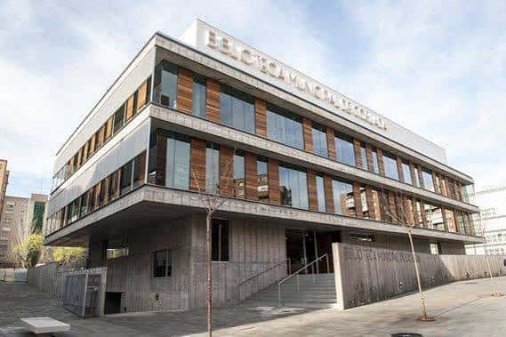 Fachada exterior de la Biblioteca Municipal Luisa Carnés en Coslada, con diseño moderno y grandes ventanales