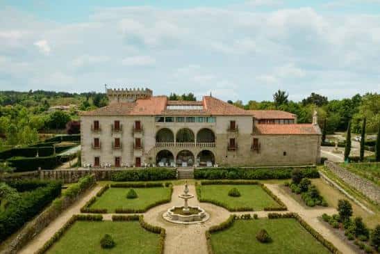 Fachada principal del Palacio de Sober con jardines