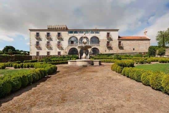 Vista frontal del Palacio de Sober con fuente en el jardín