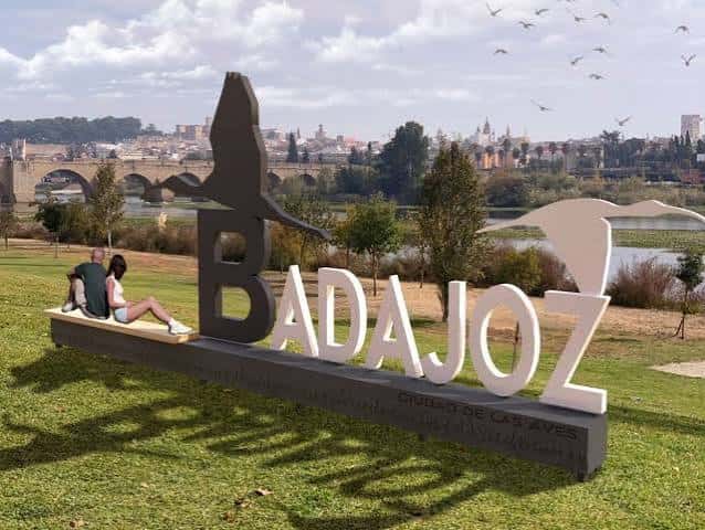 Vista del parque con el letrero 'BADAOZ' y la ciudad al fondo