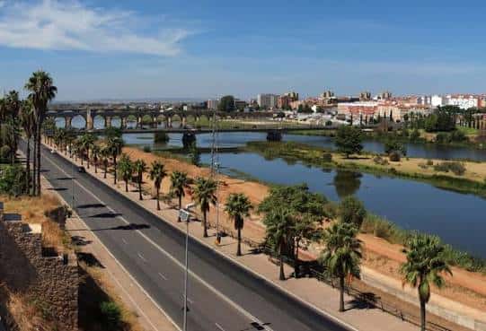 Vista panorámica del río Guadiana y el puente romano