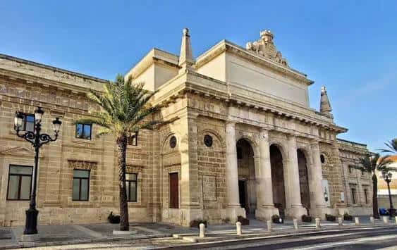 Fachada principal de la Casa de Iberoamérica en Cádiz con columnas y palmeras