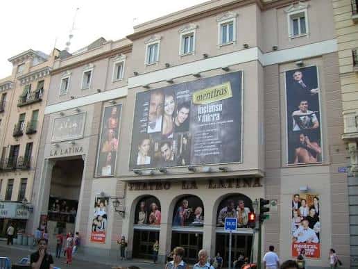 Fachada exterior del Teatro La Latina con carteles de funciones en curso