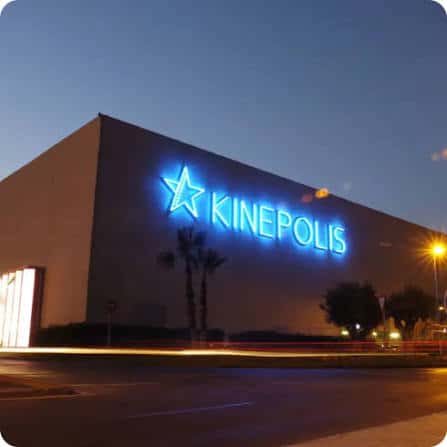 Fachada exterior de Kinépolis Valencia con el logotipo iluminado en azul