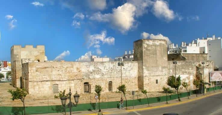 Panorámica del Castillo de San Romualdo con árboles y cielo nublado
