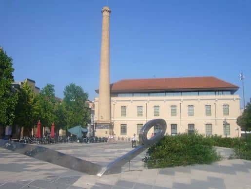 Vista exterior de la Biblioteca Central d'Igualada con su característica chimenea industrial