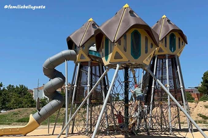 Estructura de juego infantil con toboganes y redes de escalada