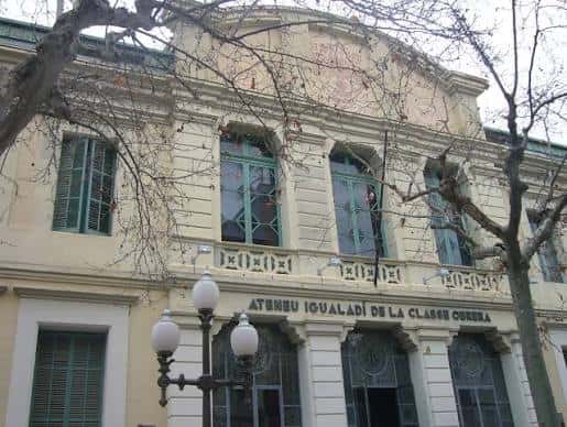 Fachada principal del Ateneu Igualadí con detalles arquitectónicos clásicos