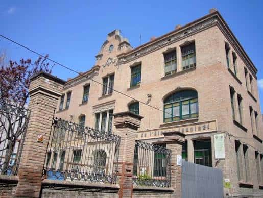 Vista lateral del edificio del Ateneu Igualadí con fachada de ladrillo
