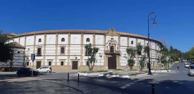 Fachada exterior de la Plaza de Toros de Antequera bajo un cielo azul despejado