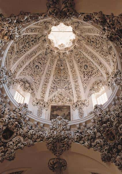 Vista cenital de la cúpula barroca con decoración estucada y detalles ornamentales