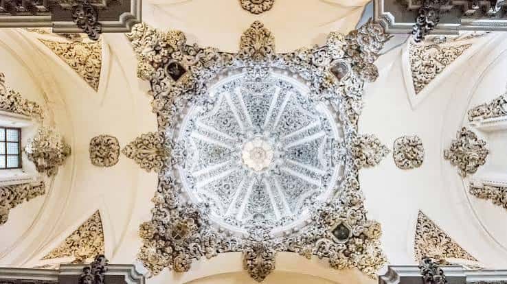 Detalle arquitectónico de la bóveda estrellada con ornamentación en relieve