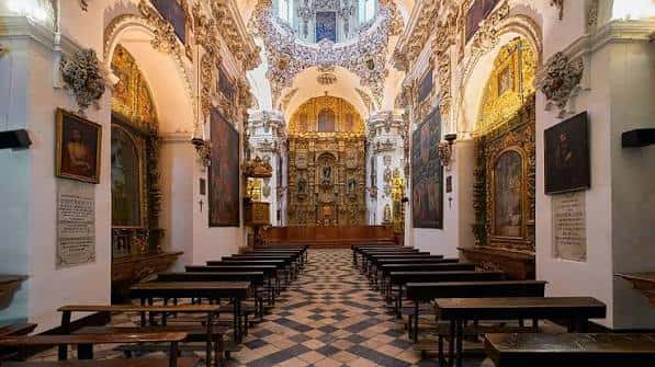 Interior de la iglesia mostrando el altar mayor y las pinturas murales