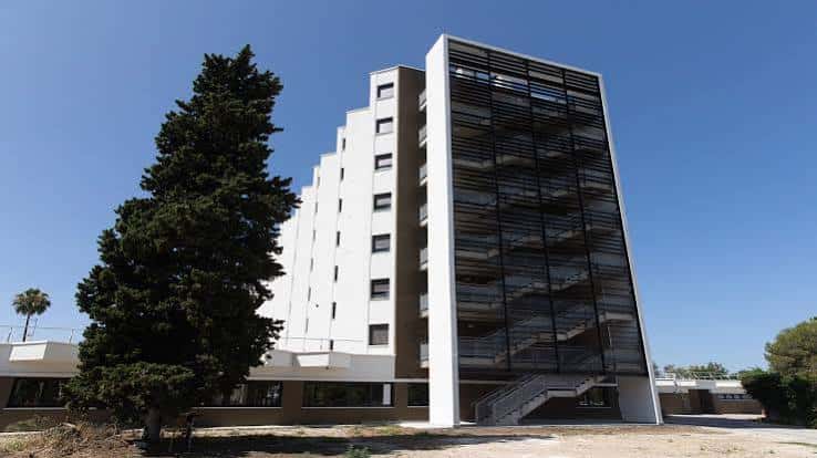 Edificio principal del Centro Social La Granja con estructura moderna y escalera exterior