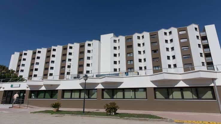 Fachada del Centro Social La Granja con diseño arquitectónico contemporáneo y cielo despejado