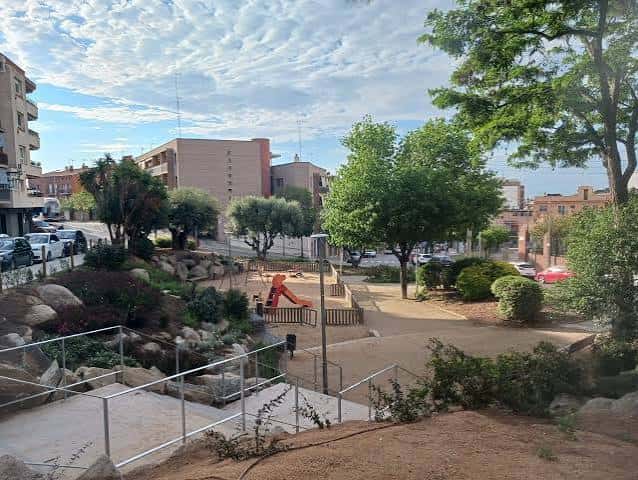 Vista panorámica del parque con zona de juegos y áreas verdes
