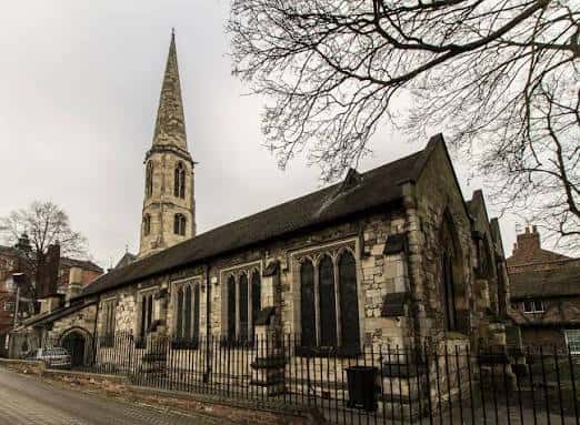 Vista exterior de la iglesia de All Saints en North Street, York, con su característica torre y fachada de piedra