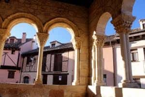 Detalle del atrio de la iglesia de San Lorenzo mostrando arcos de medio punto y columnas con capiteles decorados