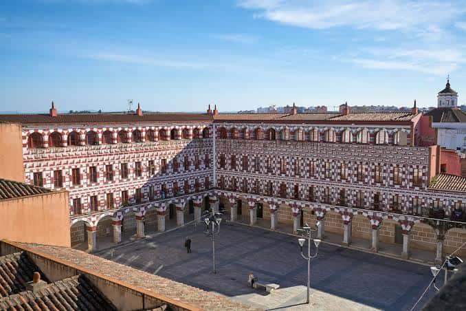 Vista panorámica de la Plaza Alta de Badajoz con su fachada de ladrillo y arcos