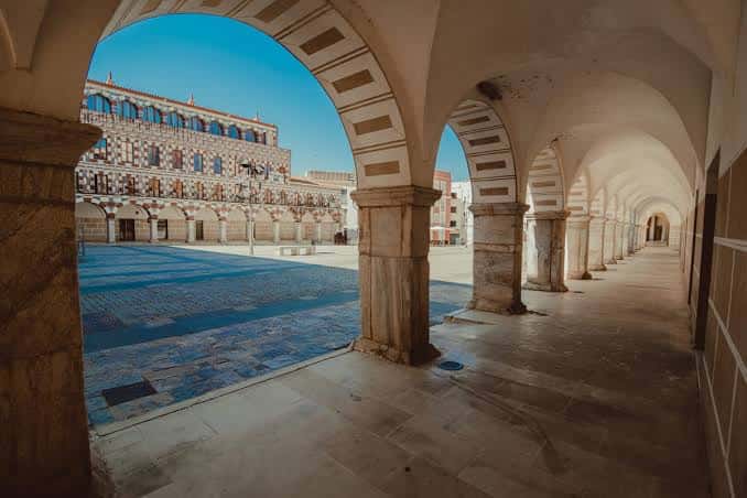 Pasillo de arcos en la Plaza Alta de Badajoz con vista al patio central