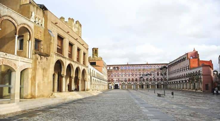 Plaza Alta de Badajoz desde la calle, mostrando edificios históricos y adoquines