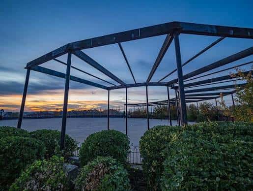 Estructura metálica con vista al atardecer en el parque