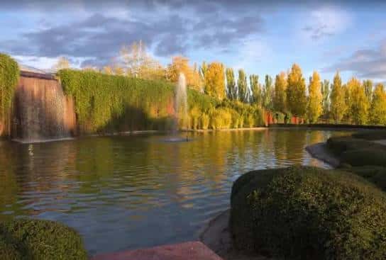 Estanque con fuente y árboles de otoño en el parque Bellavista