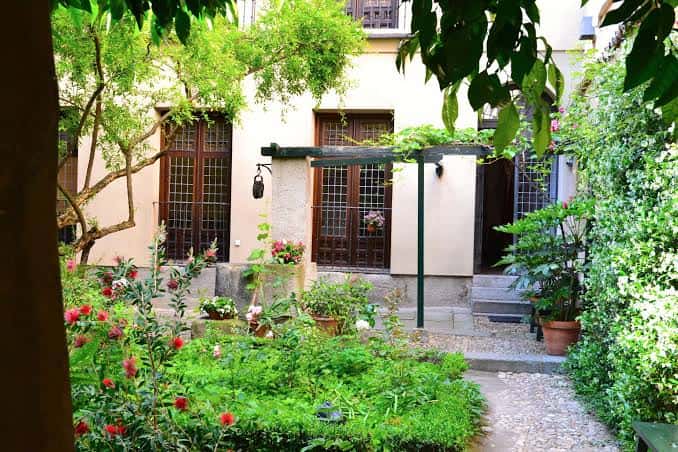 Jardín interior con vegetación y flores en la Casa Museo Lope de Vega